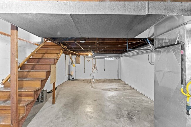 Building Photo - 723 Village Dr