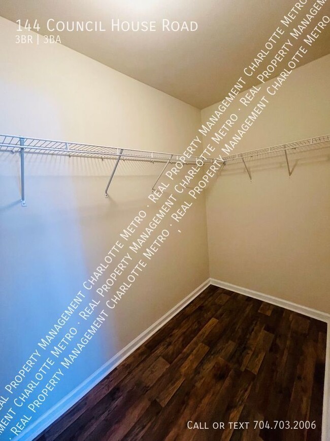 Building Photo - Beautiful Townhome in Catawba Village