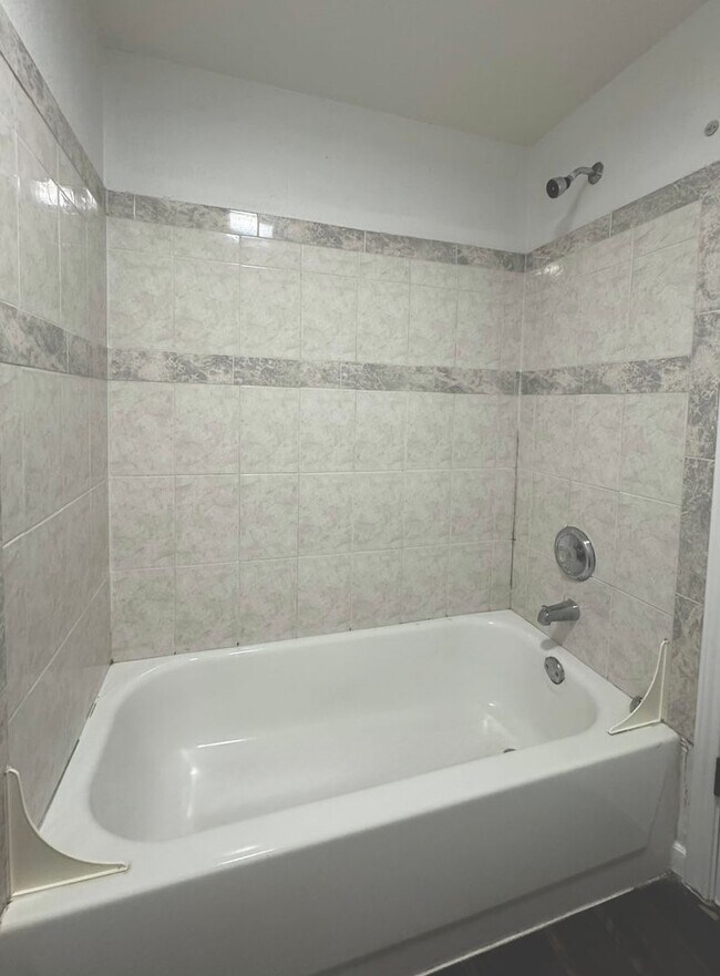 Building Photo - Remodeled 6 Bedroom in North Campus off Sp...