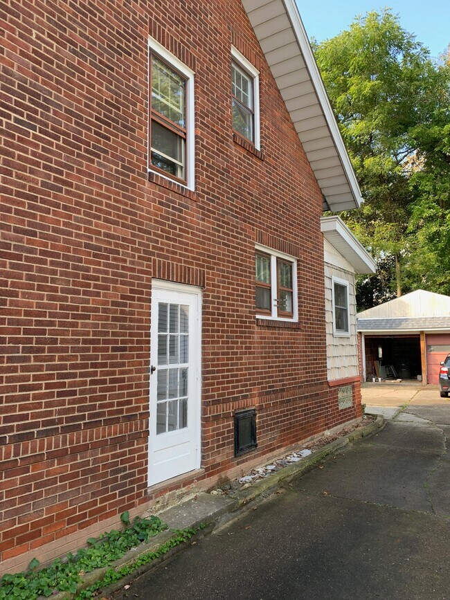 Building Photo - 1042 Collinwood Ave