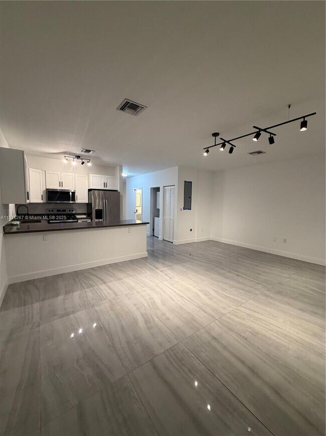 Primary Photo - 932 SW 10th St