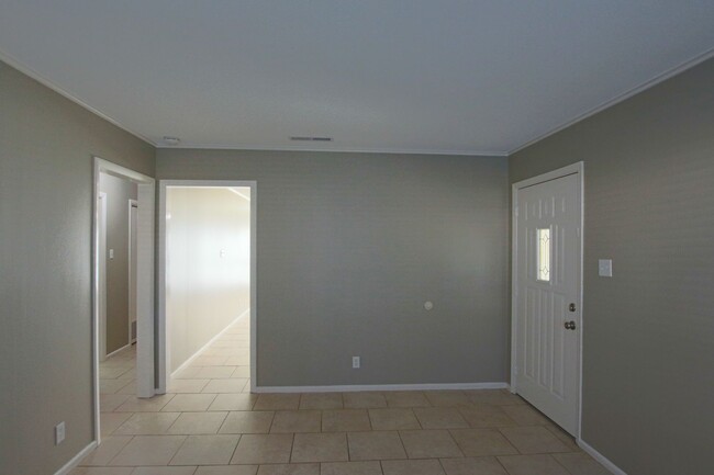 Building Photo - Spacious 2 Bedroom 1.5 Bath Rental on a Co...