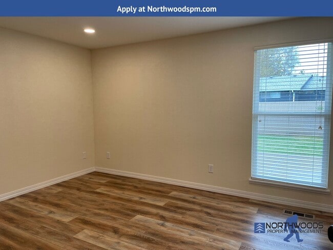 Building Photo - Gorgeous Newly Update 3 Bedroom 2 Bath Home in Friendly Central Point