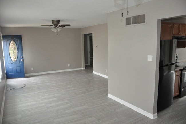 Building Photo - 900 Franora Dr