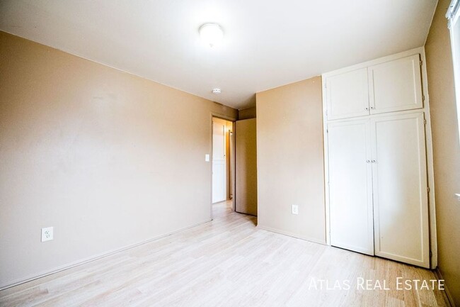 Building Photo - Spacious 3 Bedroom Available now!