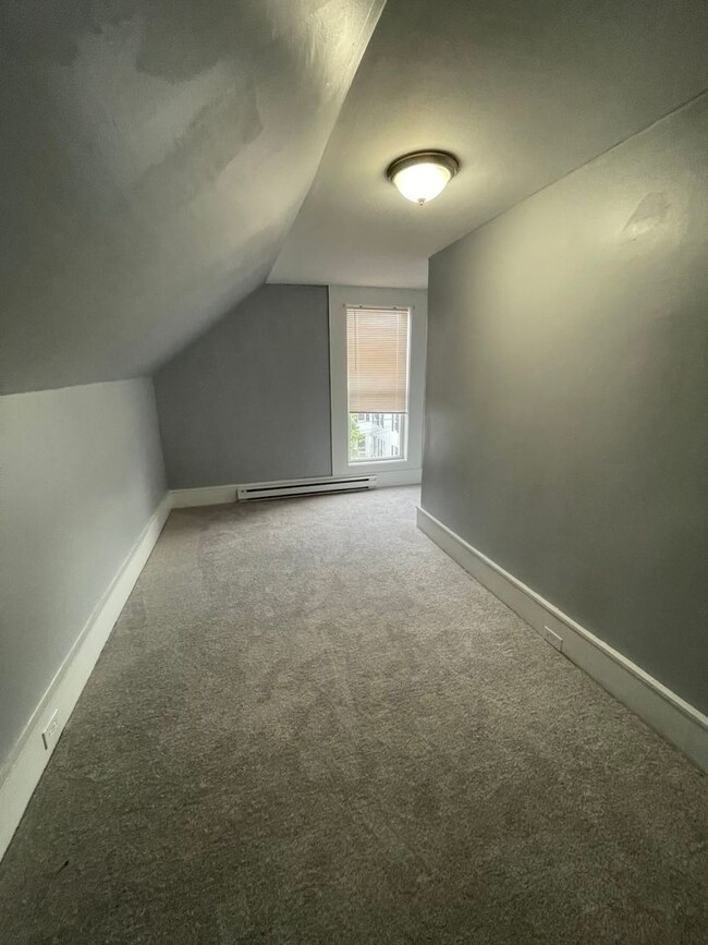 Building Photo - Second floor 4 Bedroom 1 Bathroom Two Stor...