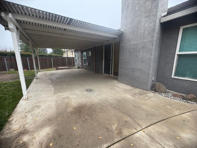 Building Photo - 3 Bedroom Home