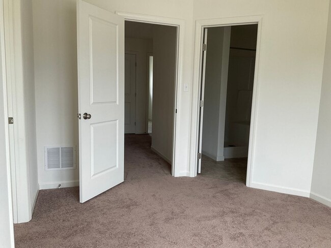 Building Photo - 301 Reserve Ln