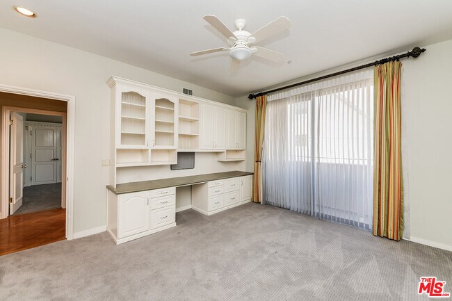 Building Photo - 450 N Maple Dr