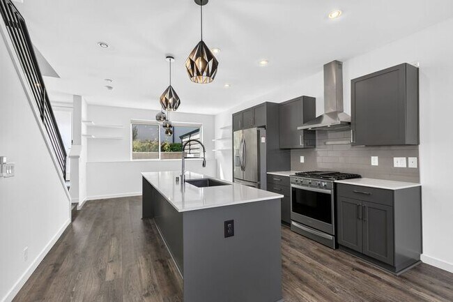 Building Photo - ULTRA-MODERN Air Conditioned Townhome in Beacon Hill (1st Month Free)