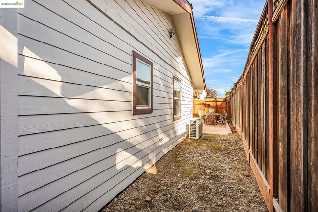 Building Photo - 507 Maple St