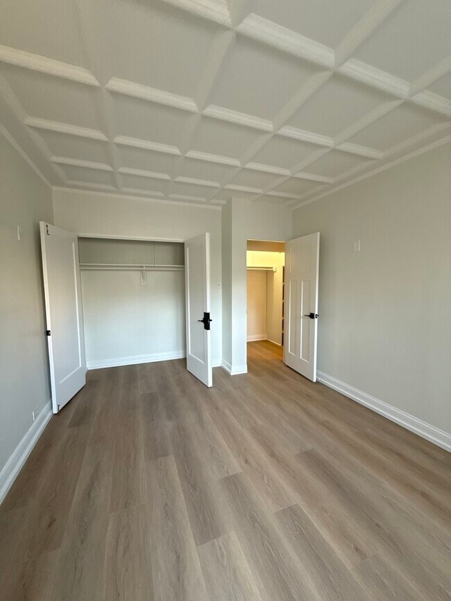 Building Photo - 1211 N La Salle Dr