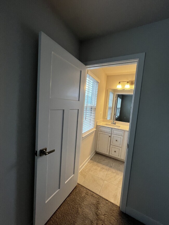 Building Photo - Exceptional 3-Level Corner Unit Townhome w...