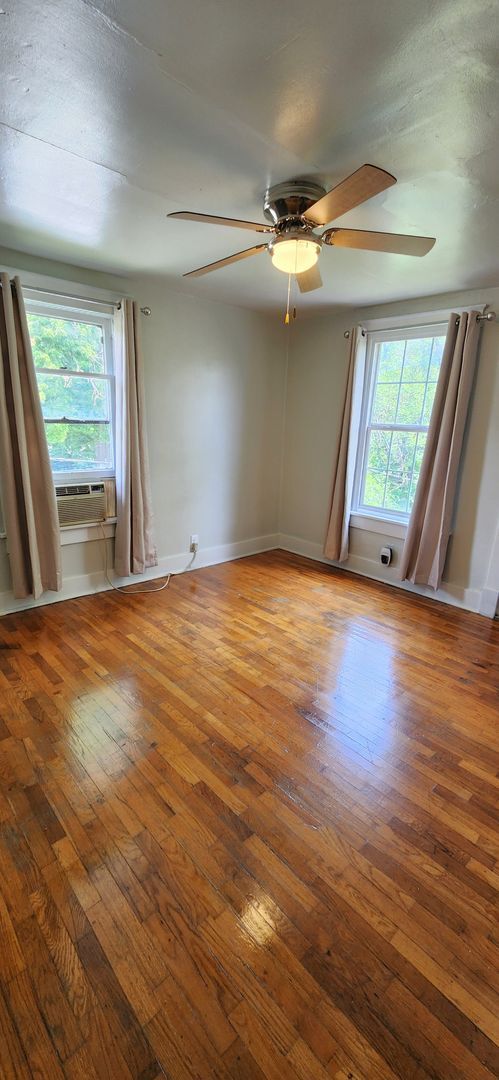 Building Photo - Large, beautifully updated well insulated ...