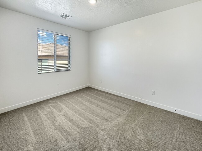 Building Photo - 3011 E Lavatera Dr