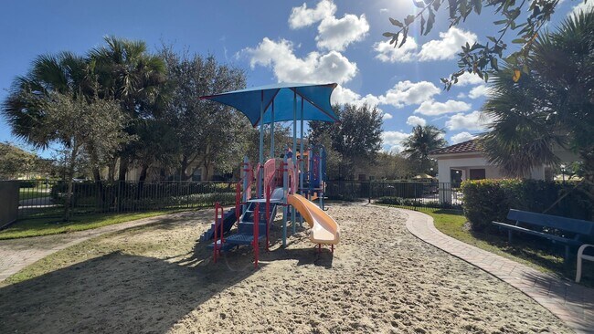 Building Photo - Charming 2-Bed Townhouse with on Ashley River Road!