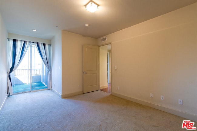Building Photo - 848 Irolo St