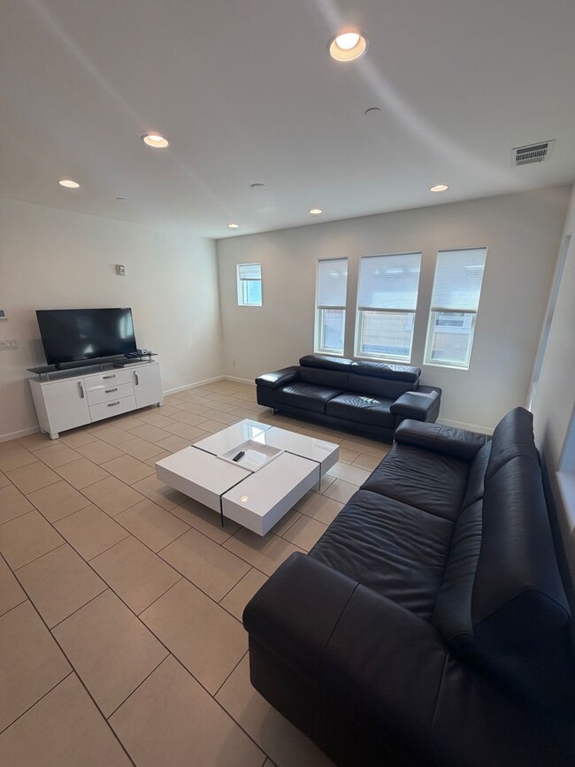Building Photo - 401 S Hummingbird Ln