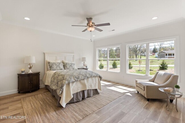 Building Photo - Powell 37849 - 4 Bedroom, 3 bath Condo - Contact Lisa Vineyard and Shannon Russell (865) 216-9334