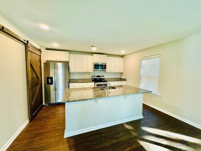 Building Photo - 4 bed 2.5 bath located in The Links at Way Station!! Available in August!!