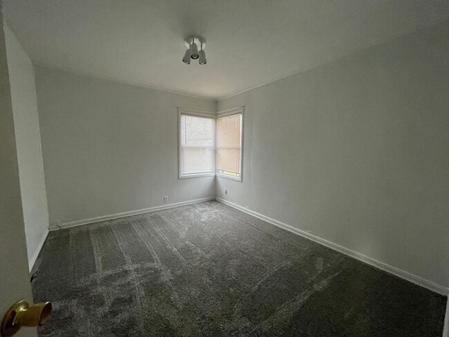 Building Photo - 2 Bedroom House with Large Yard