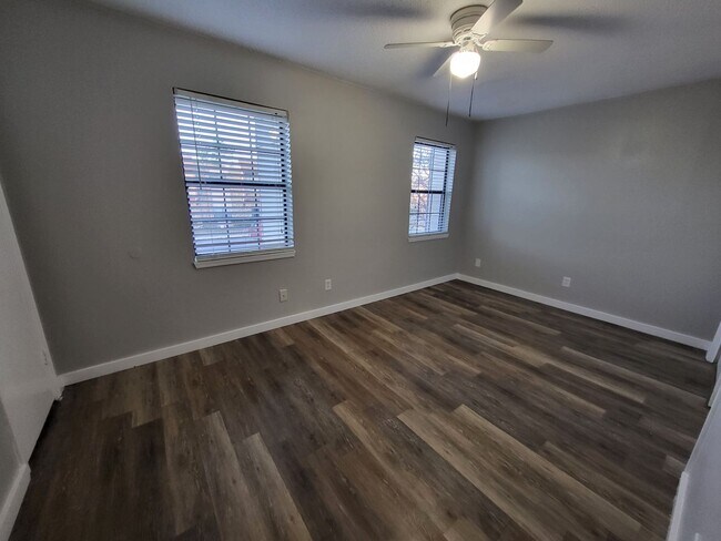 Building Photo - 2 Bedroom 1.5 Bathroom Townhouse in Norman with granite countertops and central heat and air