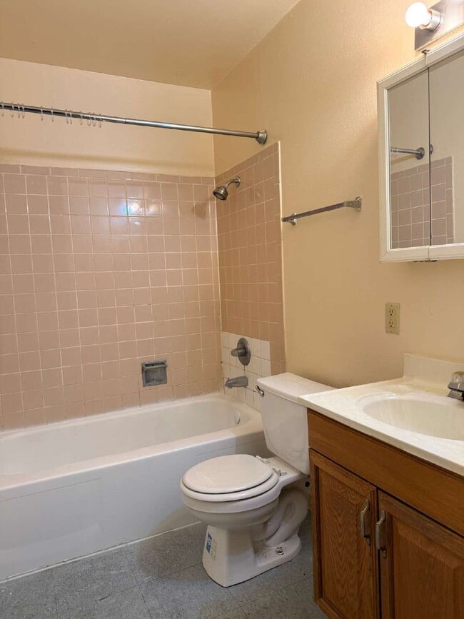 Building Photo - Affordable 1 Bed/1 Bath Duplex Apartment