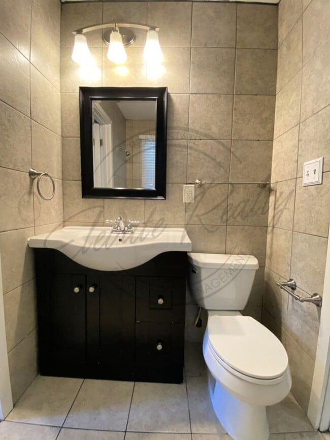 Building Photo - Two Bedroom Ranch Style Apartment Near BNA on Special!