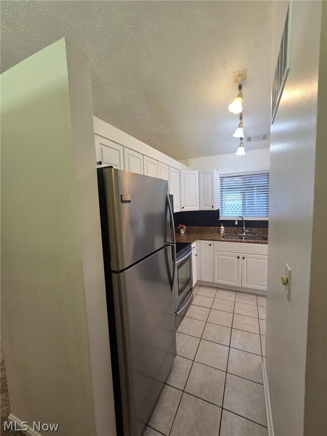 Building Photo - 355 Village Pointe Dr