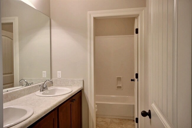 Building Photo - 214 E South St