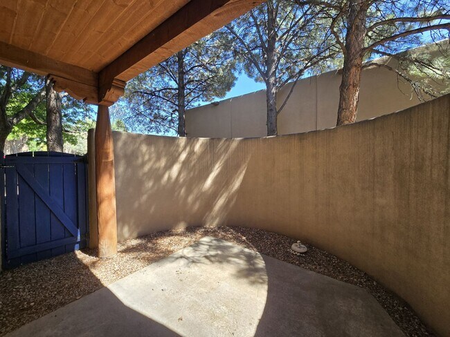 Building Photo - 601 W San Mateo Rd