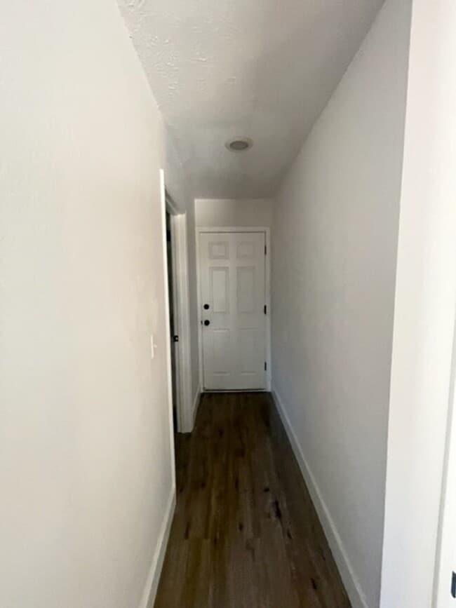 Building Photo - Darling Elk Grove Halfplex!