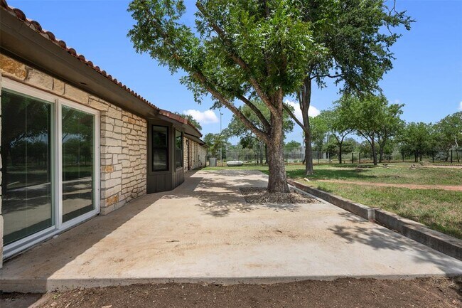 Building Photo - 2020 Hilliard Rd