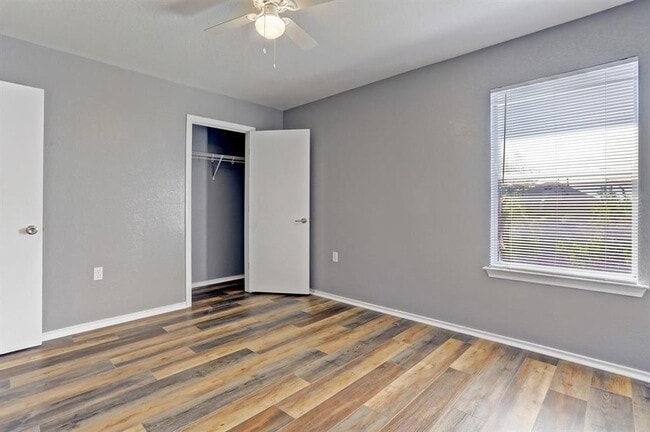 Building Photo - 5913 Silver Screen Dr