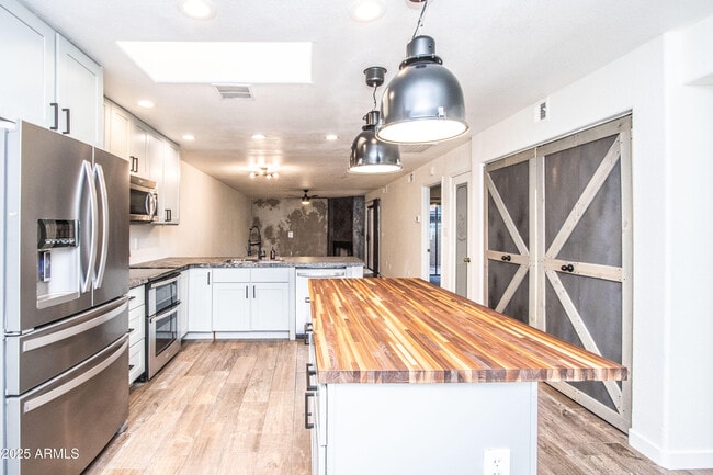 Building Photo - 1318 E Cobb Dr