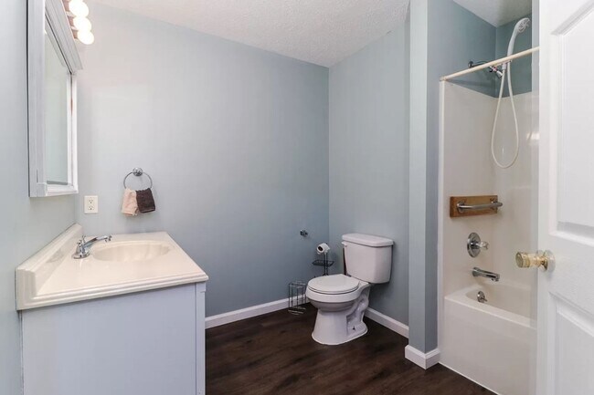 Building Photo - 1622 Iowa St