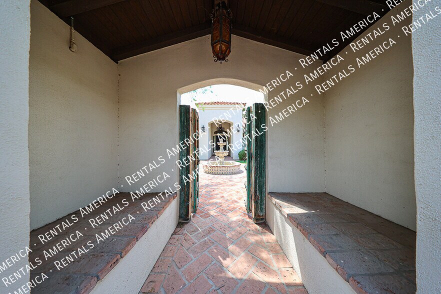 Building Photo - 3525 E Equestrian Trail
