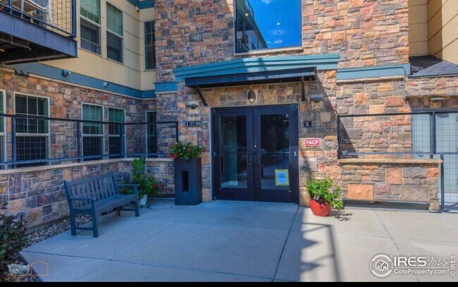 Building entrance - 13598 Via Varra