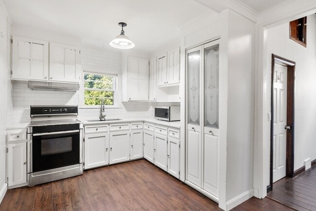 Building Photo - 42 Pinehurst Ave