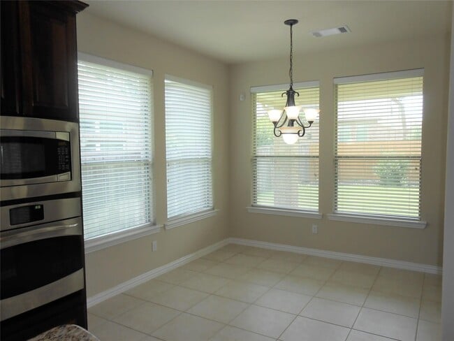 Building Photo - 11 Vershire Cir