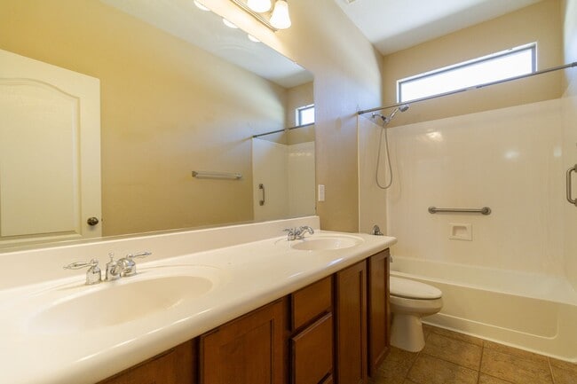 Building Photo - Fantastic single story, split floor plan h...