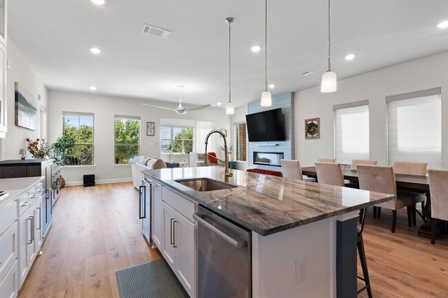 Building Photo - 7309 Sunset Blvd