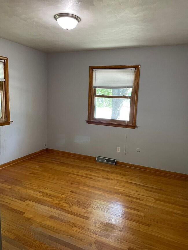 Building Photo - 5675 Juanita Dr SE