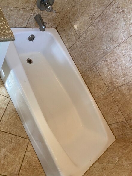 Full tub with shower - 3049 NE 20th Ter