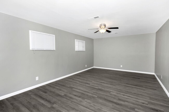 Building Photo - 1707 Buena Vista Cir SE