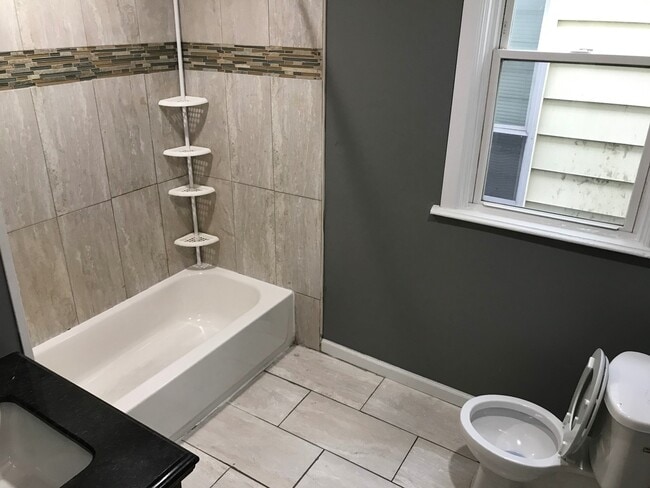 Building Photo - 4 bedroom, 1 bath