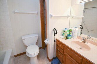 Building Photo - One Level Living in this 2br Townhome!