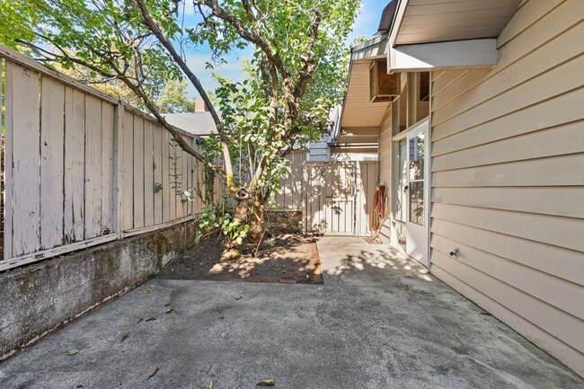 Building Photo - 6780 SW Canyon Terrace