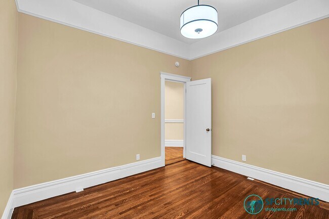 Building Photo - Pacific Heights: Remodeled Bi-Level Condo w/ Private Yard & Garage near Alta Vista Park
