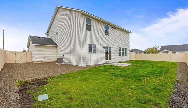 Building Photo - 4 Bed 2.5 bath with a 3 car garage